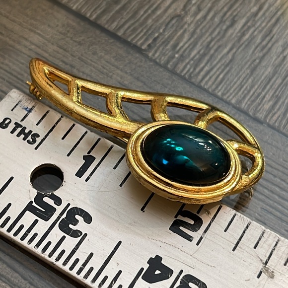 Vintage Abstract Paisley Swoop Gold-tone Pin with Emerald Green Cabochon Gem - Picture 9 of 16